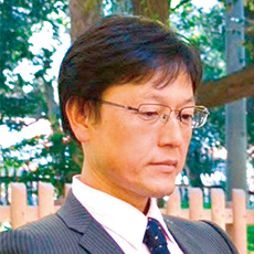 貝出　康 氏